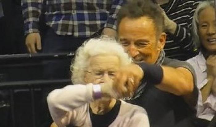 Bruce Springsteen balla con la fan, una nonnina 90enne