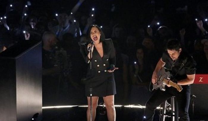 iHeartRadio Music Awards:  Demi Lovato strepitosa con Brad Paisley