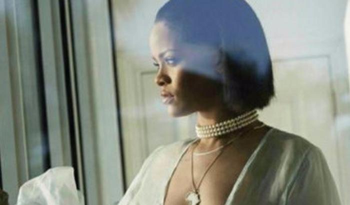 Rihanna a seno nudo nel video di Nadeed Me