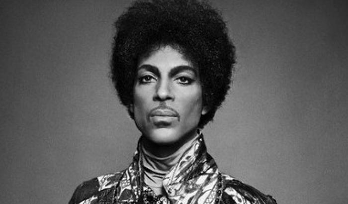 Prince morto solo in casa, escluso il suicidio