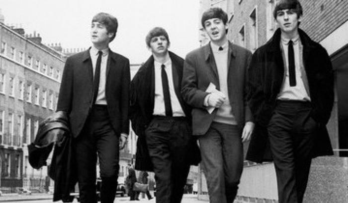 Un video mostra i Beatles scherzare nei camerini nel 1965