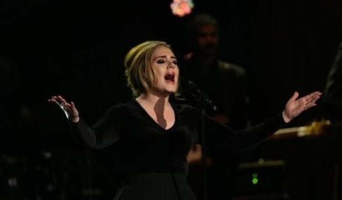 Adele strega l'Arena di Verona