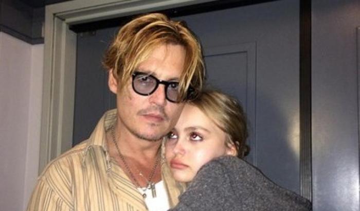 La figlia di Depp contro Amber: "Il mio papà è meraviglioso"