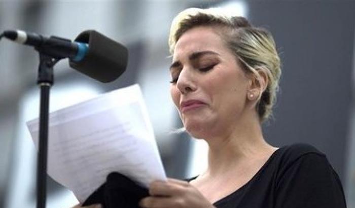 Lady Gaga commossa ricorda le vittime della strage di Orlando