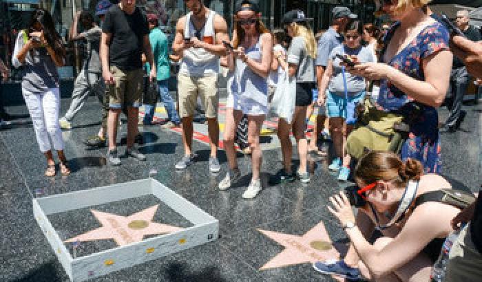 Walk of fame di Hollywood, filo spinato attorno alla stella di Trump