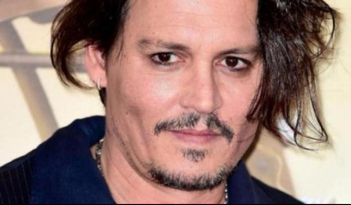 Follie d'amore, Johnny Depp e il dito mozzato per scrivere insulti alla Heard