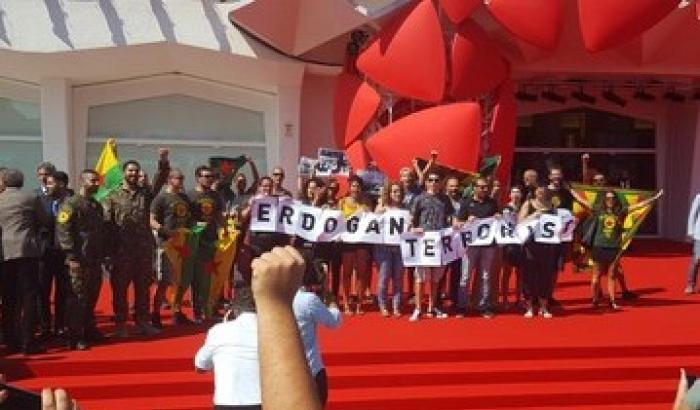 Sul red carpet lo striscione 'Erdogan terrorista'