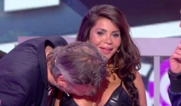Presentatore francese bacia il seno di un'attrice in diretta tv: è polemica