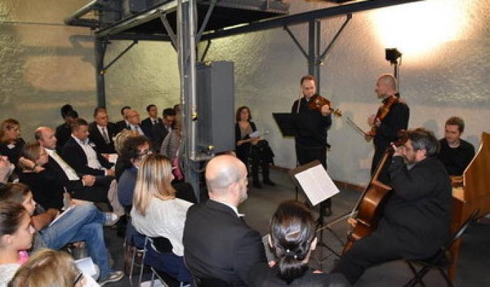 Suonano dentro una cabina per i 350 anni della Filarmonica di Bologna