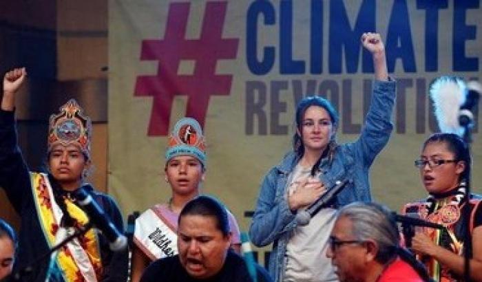 Shailene Woodley a pugno chiuso contro l'oleodotto nella terra dei Sioux