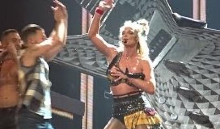 Scatenata sul palco a Britney Spears vola il top