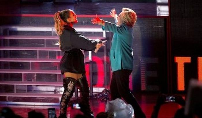 La Clinton sul palco del concerto di Jennifer Lopez: "Andate a votare"