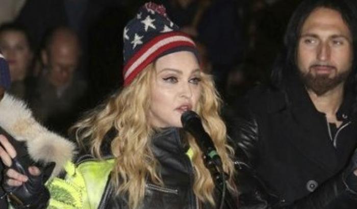 Madonna improvvisa in strada un concerto pro-Hillary