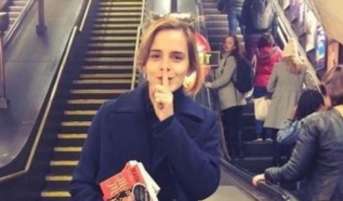 Emma Watson in metro regala libri sulle donne contro la vittoria di Trump