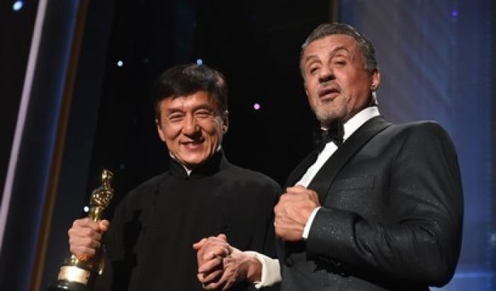 Jackie Chan ritira l'Oscar alla carriera: "Dopo così tante ossa rotte"