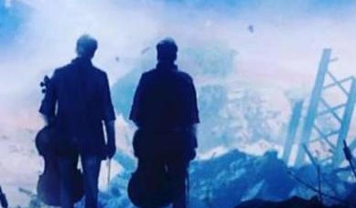 'The show must go on', i 2Cellos omaggiano Freddie Mercury