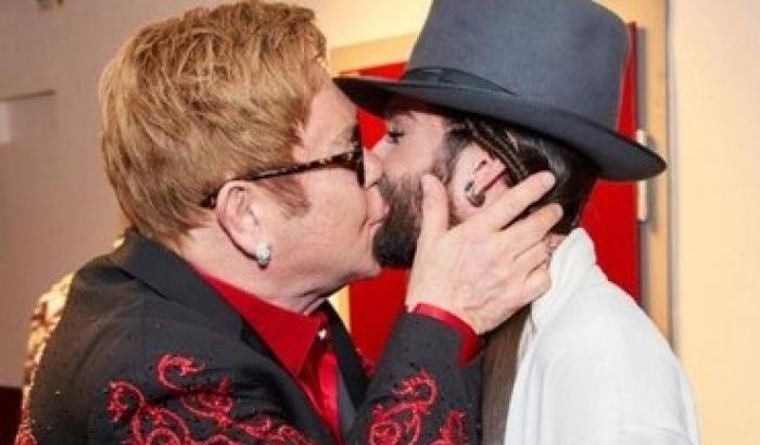 Che bacio tra Elton John e Conchita Wurst!