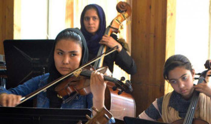 L'orchestra afghana di donne: dalle minacce di morte a Davos