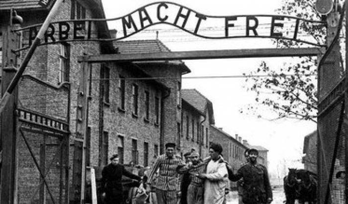 Auschwitz, la canzone di Guccini che racconta l’olocausto
