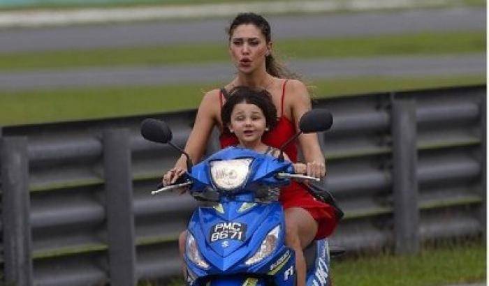 Belen porta il figlio in scooter senza casco: pioggia di critiche sui social