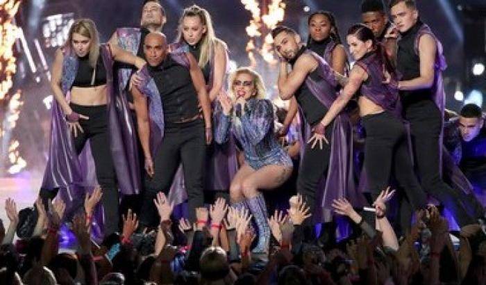 Lady Gaga illumina il Super Bowl