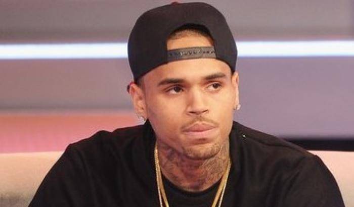 Ordine restrittivo per Chris Brown, è accusato di aver maltrattato la ex