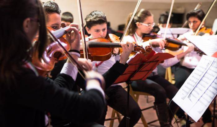 Orchestra Falcone e Borsellino: 104 bambini suonano in memoria della strage di Capaci