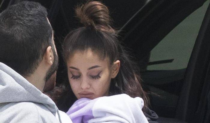 Sconvolta e in lacrime: il triste rientro a casa di Ariana Grande