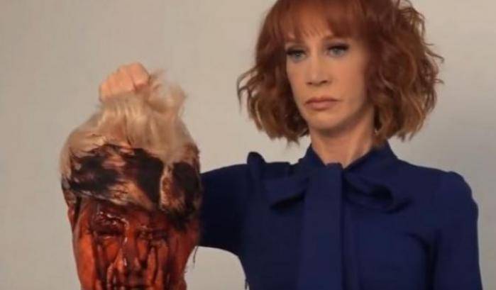 Una foto con Trump decapitato: Kathy Griffin silurata dalla Cnn