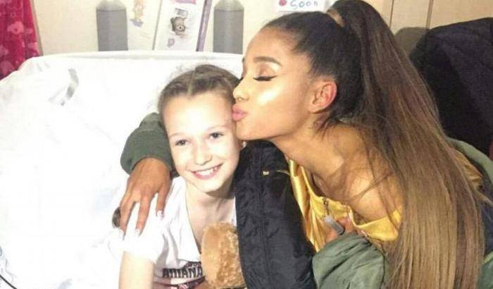 Ariana Grande visita tre bambine ferite nella strage di Manchester