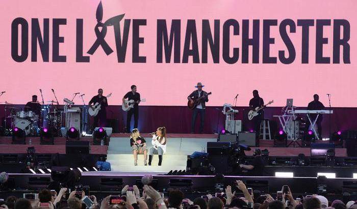 Manchester canta il suo no al terrore: foto e video