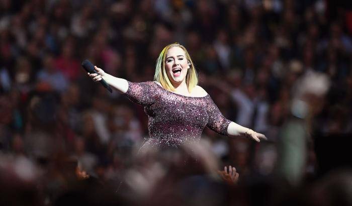 Adele si arrende, cancellati gli ultimi due concerti: "Ho un problema alle corde vocali"