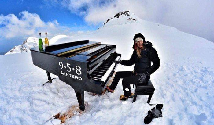 Musica ad alta quota: la pianista Elisa Tomellini si esibisce sul ghiacciaio