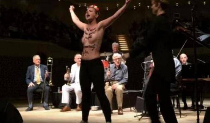 Amburgo: le Femen interrompono un concerto di Woody Allen