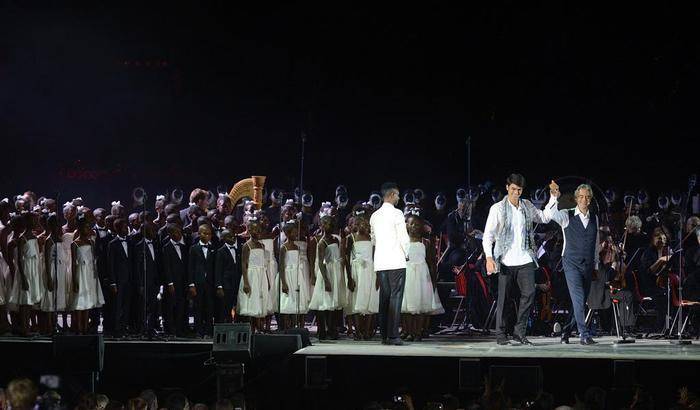 Bocelli si esibisce al Teatro del Silenzio: "Che emozione cantare con mio figlio"