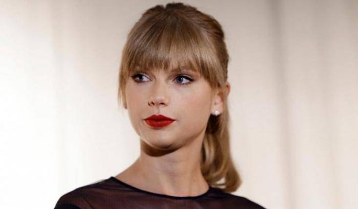 Taylor Swift trascina in tribunale un dj: "Mi ha palpato il sedere"