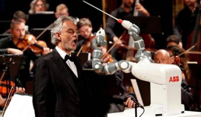 Che tristezza vedere un robot dirigere Andrea Bocelli
