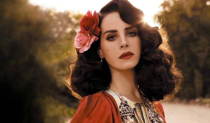 Lana del Rey, nel nuovo videoclip l'artista guida una 'White Mustang'