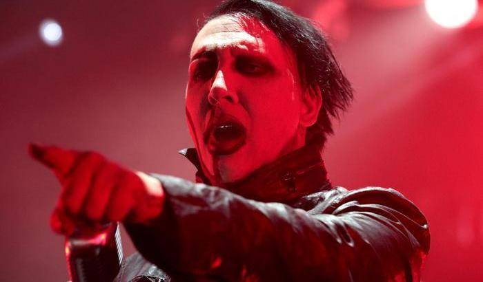 Crollo della scenografia sul palco, travolto Marilyn Manson