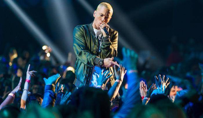Eminem rappa duramente su Trump e dice ai fan: "o con me o con lui"