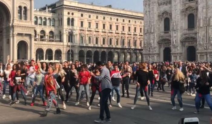 Carolyn Smith a Piazza Duomo: un flash mob per la prevenzione del cancro al seno