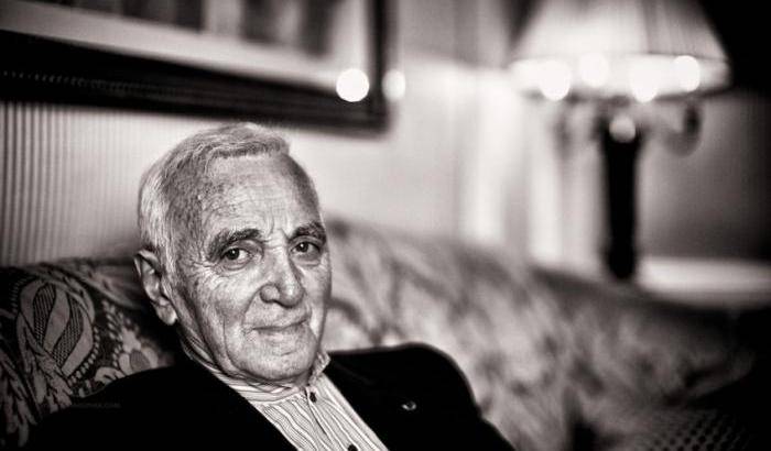 Cade in casa e si frattura un braccio: Charles Aznavour cancella tutti i concerti