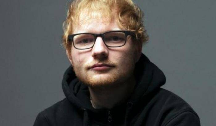 Un anno difficile per Ed Sheeran: il braccio rotto gli costa i concerti in Asia