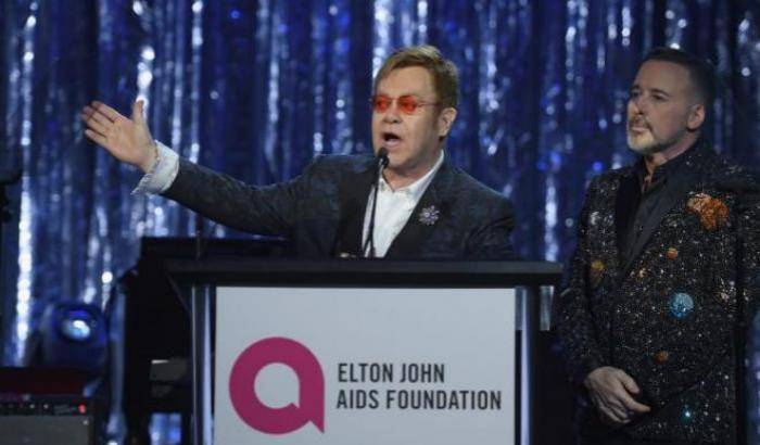 Harvard premia Elton John per il suo impegno contro l'Aids e l'Hiv
