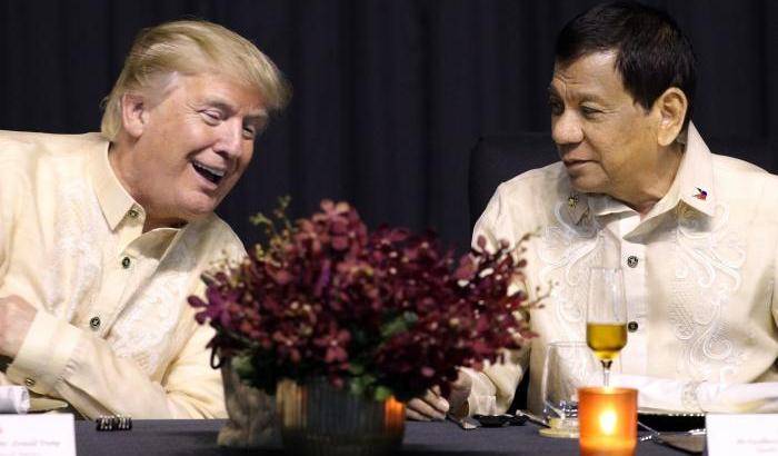 Serenata d'amore a Trump: Duterte canta per lui ad un gala internazionale