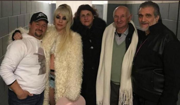 Lady GaGa e famiglia: la foto con i parenti siciliani fa impazzire il web