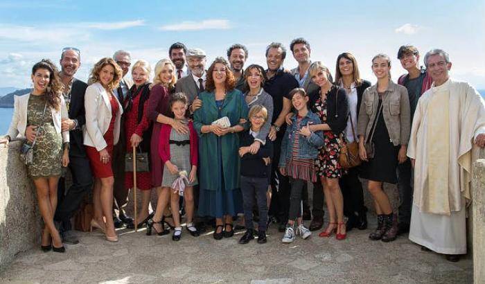 Sanremo 2018, il cast di 'A Casa tutti Bene' di Muccino sul palco dell'Ariston