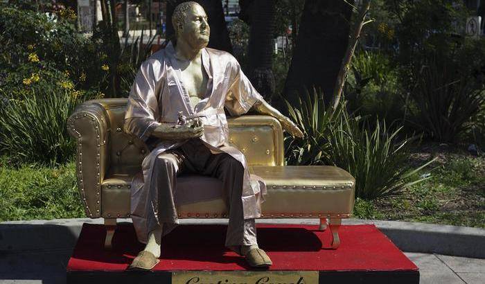 A Los Angeles una statua per Weinstein: in vestaglia sul divano pronto a "provinare" le attrici