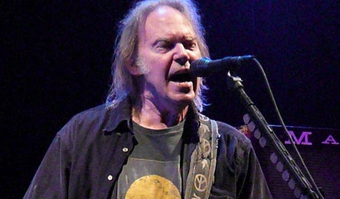 Neil Young fuorilegge nelle foreste. In "Paradox" di Netflix