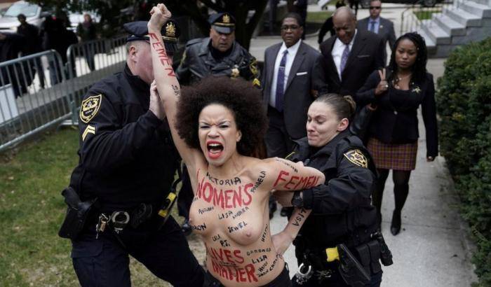 "Le vite delle donne contano": il corpo nudo di una manifestante contro Bill Cosby